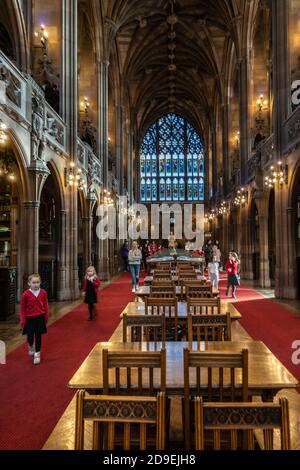 Eine Grundschule Party Tour der john rylands Bibliothek manchester, zeigt die große Halle und große Buntglasfenster Stockfoto