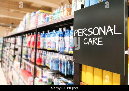 Körperpflege Haushalt Lebensmittelkategorie Gang im Supermarkt Stockfoto