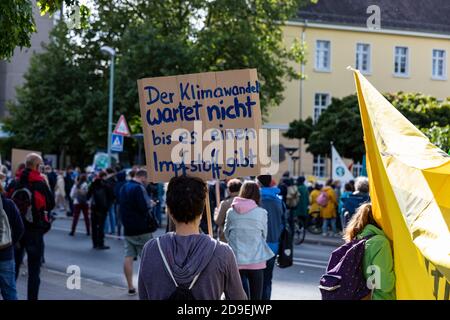 Gottingen, Deutschland. Herbst 2020. Freitags für die Zukunft. Protestler mit Anti-Klimawandel-Streikzeichen. Rückansicht. Zurück gedreht. Stockfoto