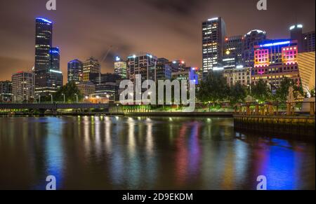 MELBOURNE, AUSTRALIEN - 10. DEZEMBER 2014: Skyline von Melbourne entlang des Yarra River in der Abenddämmerung. Melbourne ist die Hauptstadt und bevölkerungsreichste Stadt in der Stadt Stockfoto