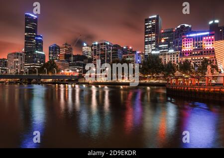 MELBOURNE, AUSTRALIEN - 11. DEZEMBER 2014: Skyline von Melbourne entlang des Yarra River in der Abenddämmerung. Melbourne ist die Hauptstadt und bevölkerungsreichste Stadt in der Stadt Stockfoto