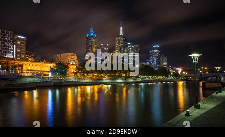 MELBOURNE, AUSTRALIEN - 10. DEZEMBER 2014: Skyline von Melbourne entlang des Yarra River in der Abenddämmerung. Melbourne ist die Hauptstadt und bevölkerungsreichste Stadt in der Stadt Stockfoto