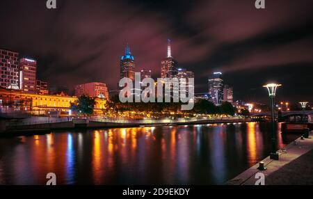 MELBOURNE, AUSTRALIEN - 11. DEZEMBER 2014: Skyline von Melbourne entlang des Yarra River in der Abenddämmerung. Melbourne ist die Hauptstadt und bevölkerungsreichste Stadt in der Stadt Stockfoto