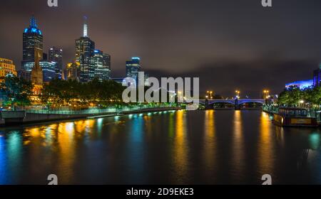 MELBOURNE, AUSTRALIEN - 10. DEZEMBER 2014: Skyline von Melbourne entlang des Yarra River in der Abenddämmerung. Melbourne ist die Hauptstadt und bevölkerungsreichste Stadt in der Stadt Stockfoto