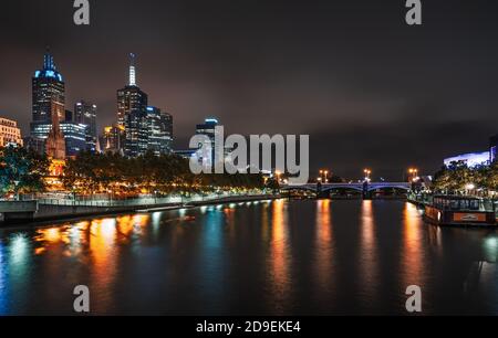 MELBOURNE, AUSTRALIEN - 11. DEZEMBER 2014: Skyline von Melbourne entlang des Yarra River in der Abenddämmerung. Melbourne ist die Hauptstadt und bevölkerungsreichste Stadt in der Stadt Stockfoto