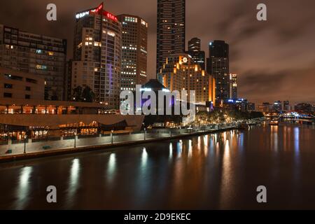 MELBOURNE, AUSTRALIEN - 10. DEZEMBER 2014: Skyline von Melbourne entlang des Yarra River in der Abenddämmerung. Melbourne ist die Hauptstadt und bevölkerungsreichste Stadt in der Stadt Stockfoto