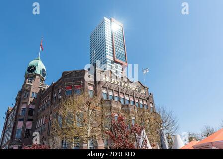 Rotterdam, Niederlande - 18. April 2019 : Hotel New York Gebäude gegen klaren blauen Himmel in Rotterdam Stockfoto