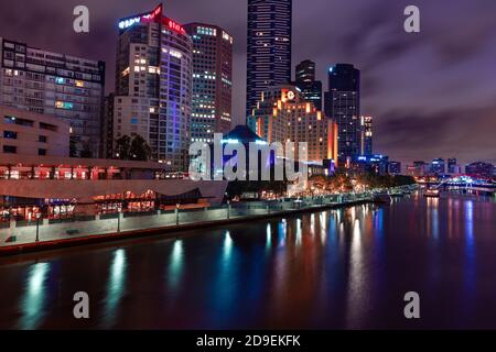 MELBOURNE, AUSTRALIEN - 11. DEZEMBER 2014: Skyline von Melbourne entlang des Yarra River in der Abenddämmerung. Melbourne ist die Hauptstadt und bevölkerungsreichste Stadt in der Stadt Stockfoto