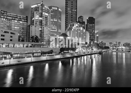 MELBOURNE, AUSTRALIEN - 11. DEZEMBER 2014: Schwarzweiß-Bild der Skyline von Melbourne entlang des Yarra River in der Abenddämmerung. Melbourne ist die Hauptstadt und am meisten Stockfoto