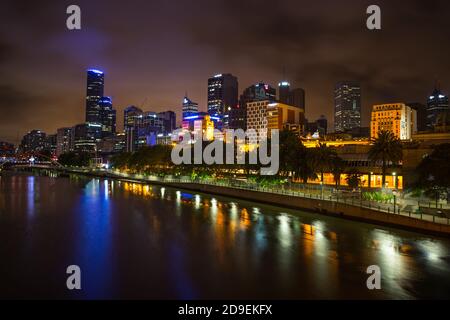 MELBOURNE, AUSTRALIEN - 10. DEZEMBER 2014: Skyline von Melbourne entlang des Yarra River in der Abenddämmerung. Melbourne ist die Hauptstadt und bevölkerungsreichste Stadt in der Stadt Stockfoto