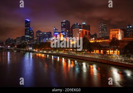 MELBOURNE, AUSTRALIEN - 11. DEZEMBER 2014: Skyline von Melbourne entlang des Yarra River in der Abenddämmerung. Melbourne ist die Hauptstadt und bevölkerungsreichste Stadt in der Stadt Stockfoto