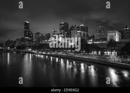 MELBOURNE, AUSTRALIEN - 11. DEZEMBER 2014: Schwarzweiß-Bild der Skyline von Melbourne entlang des Yarra River in der Abenddämmerung. Stockfoto