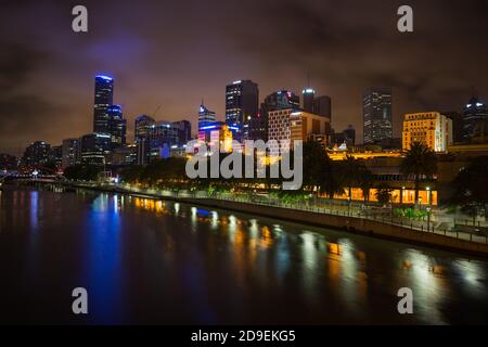 MELBOURNE, AUSTRALIEN - 10. DEZEMBER 2014: Skyline von Melbourne entlang des Yarra River in der Abenddämmerung. Melbourne ist die Hauptstadt und bevölkerungsreichste Stadt in der Stadt Stockfoto