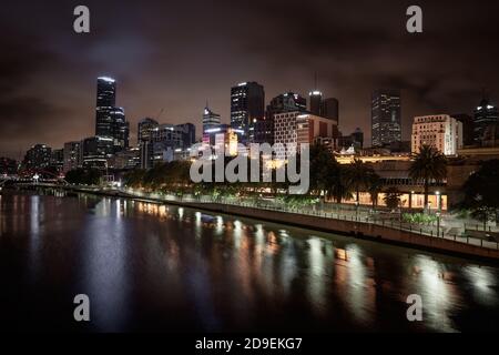 MELBOURNE, AUSTRALIEN - 11. DEZEMBER 2014: Skyline von Melbourne entlang des Yarra River in der Abenddämmerung. Melbourne ist die Hauptstadt und bevölkerungsreichste Stadt in der Stadt Stockfoto