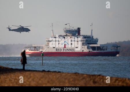 Roter Trichter, Autofähre, Übung, SBS, Militär, kombiniert, Hubschrauber, Merlin, AW101, AugustaWestland, Royal Navy, Anti-U-Boot, Kriegsführung, Transport, Suche Stockfoto