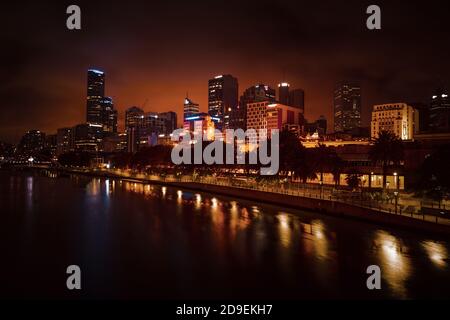 MELBOURNE, AUSTRALIEN - 11. DEZEMBER 2014: Skyline von Melbourne entlang des Yarra River in der Abenddämmerung. Melbourne ist die Hauptstadt und bevölkerungsreichste Stadt in der Stadt Stockfoto