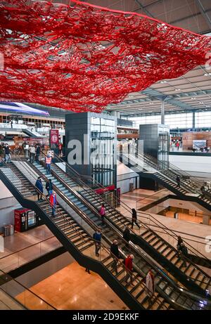 05. November 2020, Brandenburg, Schönefeld: Das Kunstwerk 'Flying Carpet' von Pae White schwebt im Terminal 1 des Flughafens Berlin Brandenburg 'Willy Brandt' (BER). Foto: Patrick Pleul/dpa-Zentralbild/dpa Stockfoto