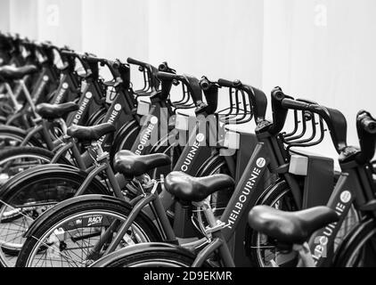 MELBOURNE, AUSTRALIEN - 10. DEZEMBER 2014: Melbourne Bike Share ist ein Fahrradverleihsystem, das das zentrale Geschäftsviertel von Melbourne bedient. Bla Stockfoto