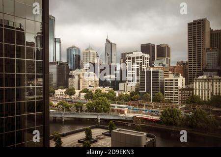 MELBOURNE, AUSTRALIEN - 11. DEZEMBER 2014: Skyline von Melbourne. Melbourne ist die Hauptstadt und bevölkerungsreichste Stadt im Bundesstaat Victoria, und die zweite Stockfoto