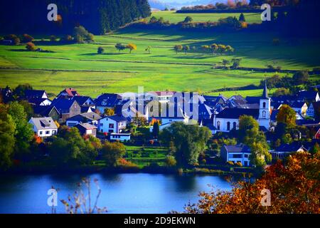 Blick auf Schlakenmehren mit dem Caldera See Stockfoto