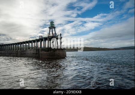 Der Westpier, Whitby Harbour, Whitby, Yorkshire, England. Stockfoto