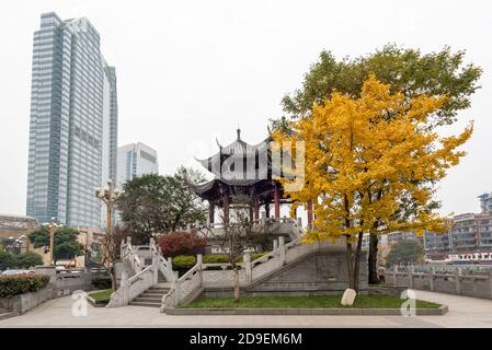 Chengdu, Provinz Sichuan, China - 7. Dezember 2019 : Hejiang chinesischer Pavillon und Gingkobaum mit gelben Blättern im Herbst. Stockfoto