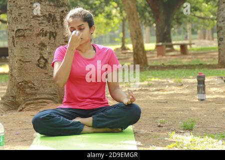 Pranayama (Atemarbeit) beim Yoga im Cubbon Park, bangalore, Indien Stockfoto