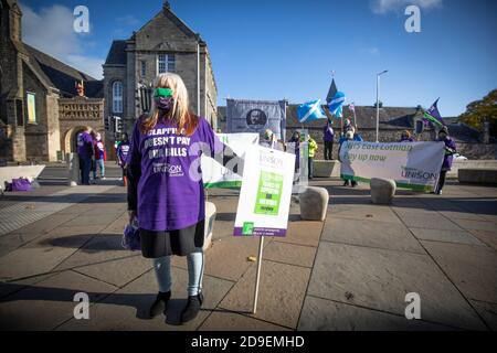 NHS-Mitarbeiter und UNISONSMITGLIEDER von Lothian Health Branch und Scottish Healthcare nehmen an einer Kundgebung vor dem schottischen Parlament in Edinburgh Teil, in der gefordert wird, dass der dreijährige NHS-Lohnvertrag angesichts der Pandemie und der zusätzlichen Kosten, die den Beschäftigten im Gesundheitswesen entstehen, neu verhandelt wird. Stockfoto