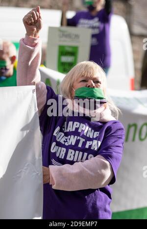 NHS-Mitarbeiter und UNISONSMITGLIEDER von Lothian Health Branch und Scottish Healthcare nehmen an einer Kundgebung vor dem schottischen Parlament in Edinburgh Teil, in der gefordert wird, dass der dreijährige NHS-Lohnvertrag angesichts der Pandemie und der zusätzlichen Kosten, die den Beschäftigten im Gesundheitswesen entstehen, neu verhandelt wird. Stockfoto