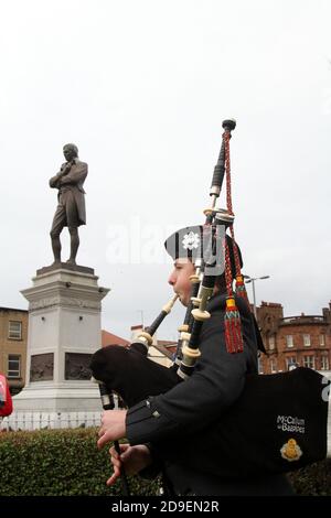 Ayr Burns Statue Square, Ayrshire, Schottland, Großbritannien der jährliche Kranz, der die Geburt von Robert Burns zum Jahrestag seiner Geburt anführt Stockfoto