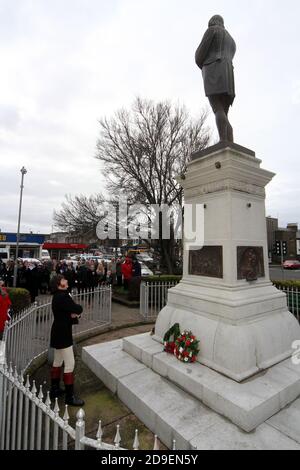 Ayr Burns Statue Square, Ayrshire, Schottland, Großbritannien der jährliche Kranz, der die Geburt von Robert Burns zum Jahrestag seiner Geburt anführt Stockfoto