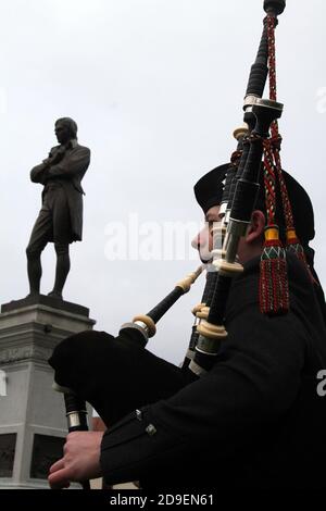 Ayr Burns Statue Square, Ayrshire, Schottland, Großbritannien der jährliche Kranz, der die Geburt von Robert Burns zum Jahrestag seiner Geburt anführt Stockfoto