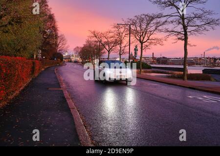 White Volkswagen ID3 Elektroauto fahren auf Küstenstraße in schönen Morgendämmerung, Kopierer Platz. Helsinki, Finnland. November 2020. Stockfoto