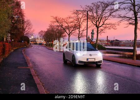 White Volkswagen ID3 Elektroauto fahren auf Küstenstraße in schönen Morgendämmerung, Kopierer Platz. Helsinki, Finnland. November 2020. Stockfoto