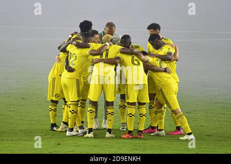 Orlando, Florida, USA. November 2020. Columbus Crew Spieler huddle vor der Pfeife im Exploria Stadium in Orlando Florida am Mittwoch, 4. November 2020. Bildnachweis: Marty Jean-Louis Kredit: Marty Jean-Louis/Alamy Live Nachrichten Stockfoto