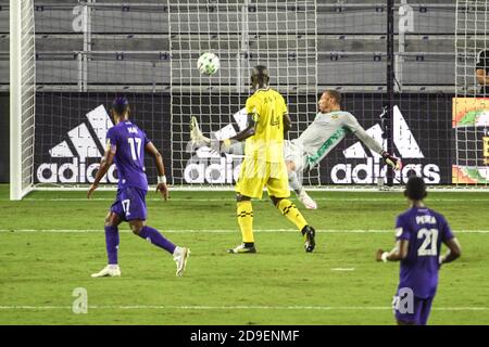 Orlando, Florida, USA. November 2020. Columbus Crew Torwart macht einen Spare im Exploria Stadium in Orlando Florida am Mittwoch, 4. November 2020. Bildnachweis: Marty Jean-Louis Kredit: Marty Jean-Louis/Alamy Live Nachrichten Stockfoto