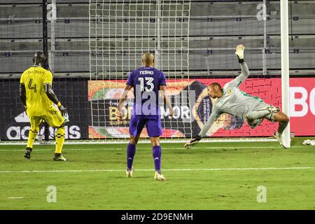 Orlando, Florida, USA. November 2020. Columbus Crew Torwart verpasst den Schuss von Orlando Muller im Exploria Stadium in Orlando Florida am Mittwoch, den 4. November 2020. Bildnachweis: Marty Jean-Louis Kredit: Marty Jean-Louis/Alamy Live Nachrichten Stockfoto