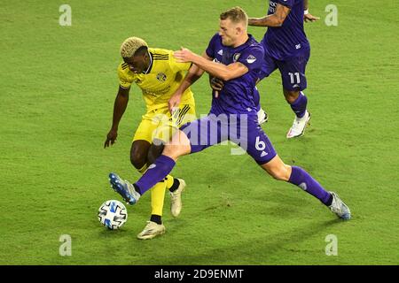 Orlando, Florida, USA. November 2020. Columbus Crew-Spieler Zardes #11 kämpfen, um den Ball zu halten am Exploria Stadion in Orlando Florida am Mittwoch, 4. November 2020. Bildnachweis: Marty Jean-Louis Kredit: Marty Jean-Louis/Alamy Live Nachrichten Stockfoto