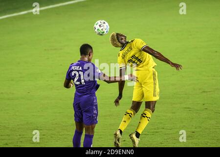 Orlando, Florida, USA. November 2020. Columbus Crew Spieler Zardes gewinnt den Header im Exploria Stadion in Orlando Florida am Mittwoch, 4. November 2020. Bildnachweis: Marty Jean-Louis Kredit: Marty Jean-Louis/Alamy Live Nachrichten Stockfoto