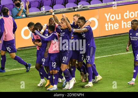 Orlando, Florida, USA. November 2020. Die Spieler des Orlando City SC feiern am Mittwoch, den 4. November 2020, das zweite Tor des Spiels im Exploria Stadium in Orlando Florida. Bildnachweis: Marty Jean-Louis Kredit: Marty Jean-Louis/Alamy Live Nachrichten Stockfoto