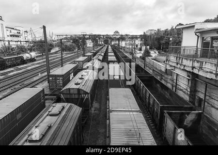 Odessa, Ukraine - 10. Sep 2018: Eisenbahnfrachtterminal in Marine Industrial Commercial Port. Industriegebiet von Odessa Seehafen. Stockfoto