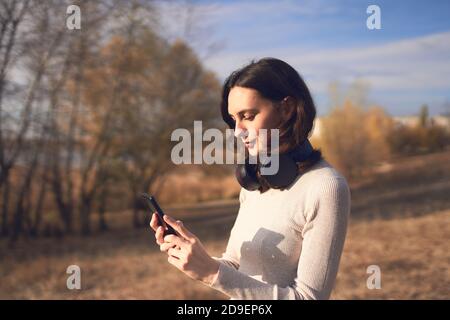 Lächelnde Frau Nachrichten von Smartphone Stockfoto
