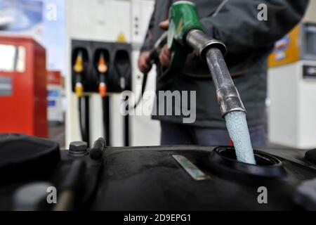 Tanken eines Motorrads Stockfoto