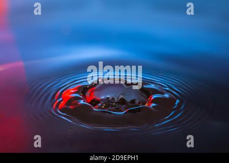 Wassertropfenspritzer, Nahaufnahme von Wasserspritzern Stockfoto