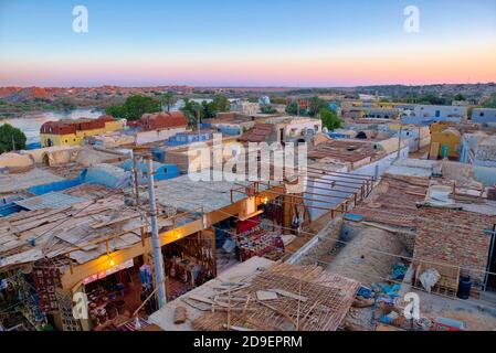 Nubische Dörfer, eingebettet zwischen üppigen Palmenhainen, ihre Häuser gemalt himmelblau, rosa oder gelb und oft mit hajj Szenen dekoriert. Nehmen Sie @Aswan, Egyp Stockfoto