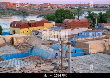 Nubische Dörfer, eingebettet zwischen üppigen Palmenhainen, ihre Häuser gemalt himmelblau, rosa oder gelb und oft mit hajj Szenen dekoriert. Nehmen Sie @Aswan, Egyp Stockfoto