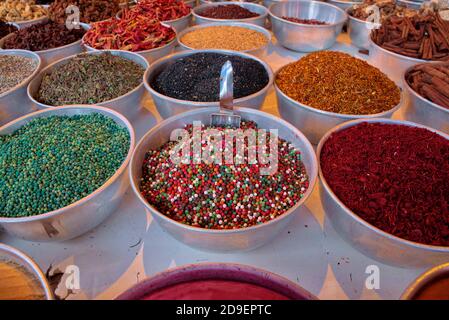 In ihrer eigenen communi­ties graben Nubier tiefe Aromen aus Pflanzen, die sie am Ufer des Nils oder im Hinterhof ihrer Häuser wachsen. Sie verwenden Okra Stockfoto