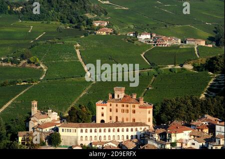 Das Schloss von Barolo, umgeben von Weinbergen des berühmten Barolo-Weins, in Piemonte, Italien. Stockfoto