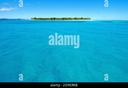 Nosy Iranja Insel mit türkisblauem Meer. Stockfoto