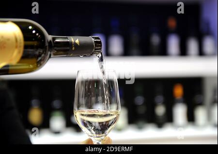 Verkostung von Weißwein auf der Vinitaly, Internationale Weinmesse, in Verona, Italien. Stockfoto